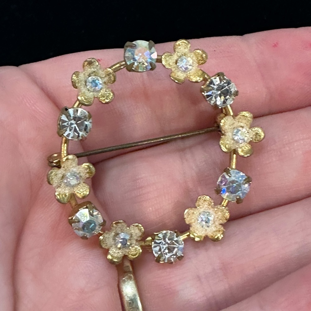 VINTAGE, sparkly Austrian crystal gold/brass tone floral circular brooch